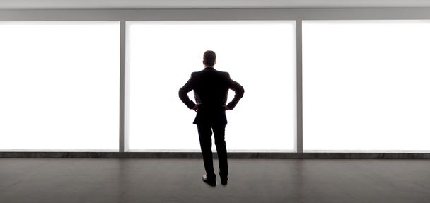επιχειρηματίας Κοιτώντας έξω από το παράθυρο - Φωτογραφία, εικόνα