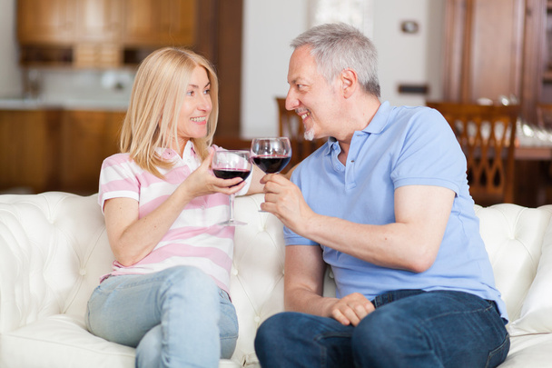 couple toasting wine glasses - Foto, Imagem