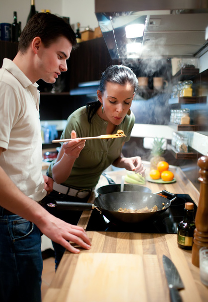 mladý pár připravuje oběd v kuchyni - Fotografie, Obrázek