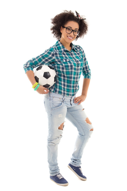 hermosa chica adolescente afroamericana posando con el balón de fútbol  - Foto, imagen