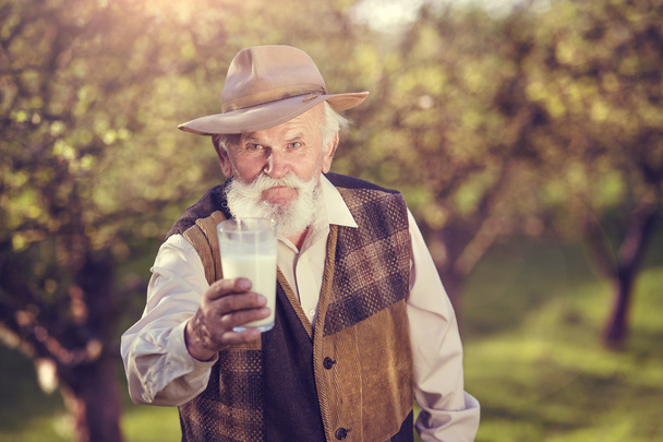older farmer with milk - Fotoğraf, Görsel