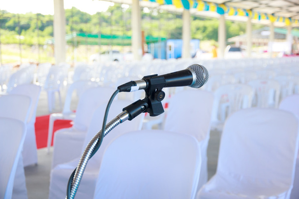 Stock Photo - крупним планом мікрофон у конференц-залі
 - Фото, зображення