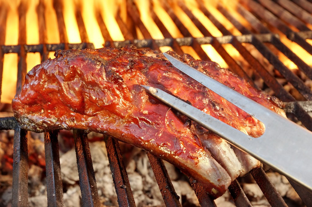 Sianlihan varakylkiluut kuumalla grillillä
 - Valokuva, kuva