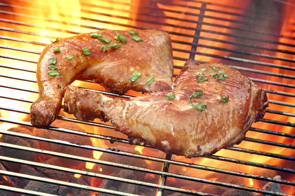 Detail ze dvou Bbq kuřecí stehýnka, na horké hořící grilu - Fotografie, Obrázek