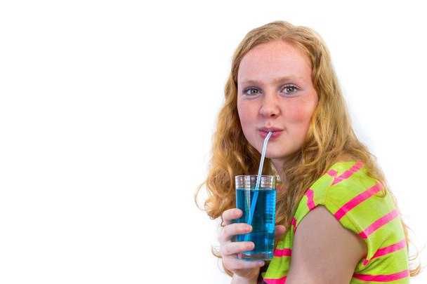 Ruiva menina bebendo refrigerante azul
 - Foto, Imagem