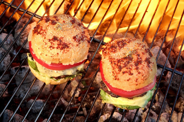 Kotitekoisten purilaisten lähikuva kuumalla grillillä
 - Valokuva, kuva