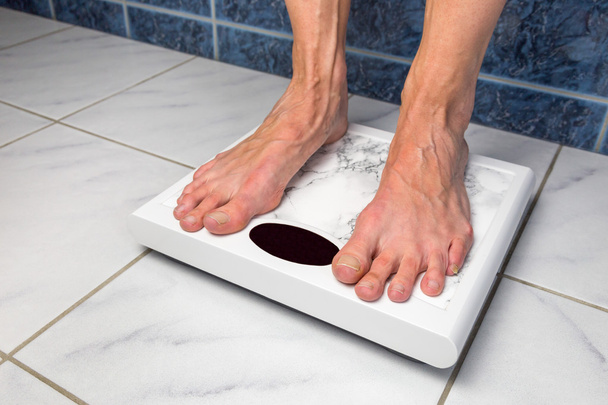 kobiece stopy na skale łazienka - Zdjęcie, obraz