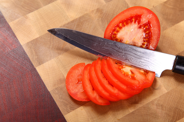 tomato on a chopping board - Foto, afbeelding