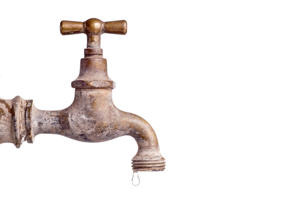 alter und gebrauchter Vintage-Wasserhahn mit Wassertropfen - Foto, Bild
