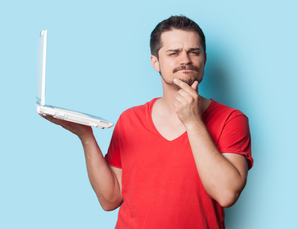 Guy in t-shirt with laptop - Φωτογραφία, εικόνα
