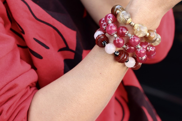 Femme portant une chemise rouge et bijoux bracelet
. - Photo, image