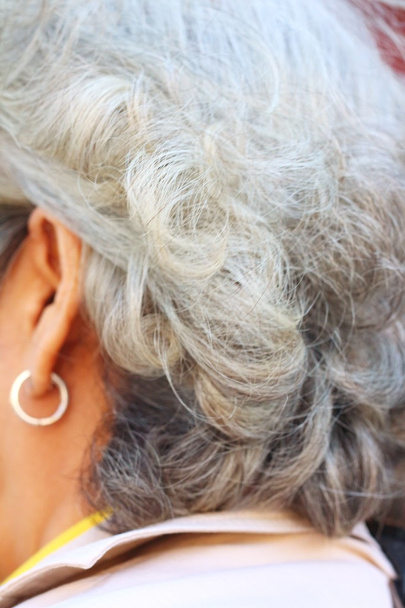Белые волосы на спине пожилых людей
. - Фото, изображение