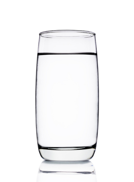 Água fria com vidro isolado no fundo branco
 - Foto, Imagem