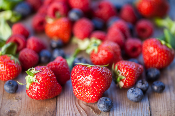 Framboises, fraises et bleuets
 - Photo, image