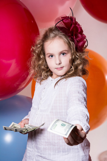 Portrait of a Girl offers money dollars looking forward to the c - Φωτογραφία, εικόνα