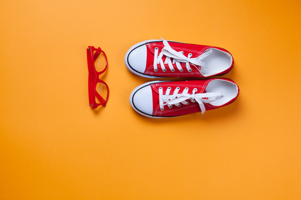 メガネと赤いための半靴 - 写真・画像