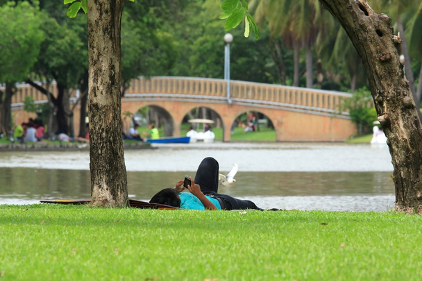 Mann entspannt sich im Park. - Foto, Bild