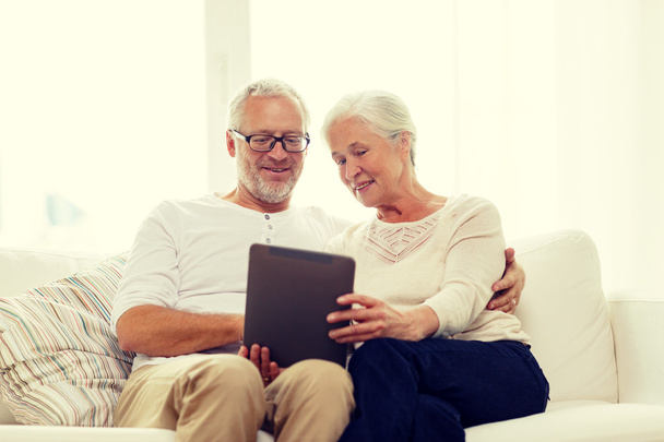 happy senior couple with tablet pc at home - Fotoğraf, Görsel