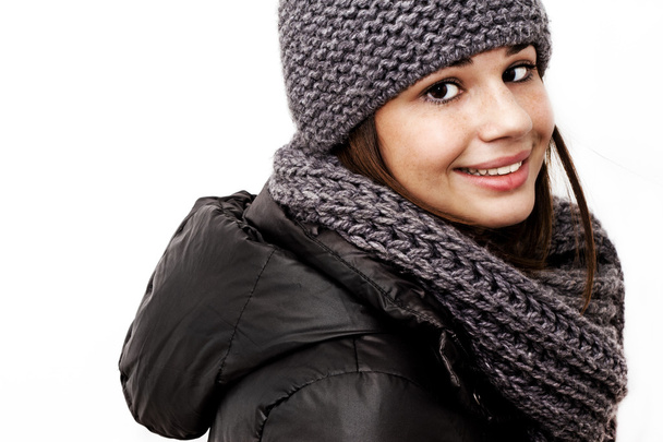 Девушка в зимнем пальто с капюшоном
 - Фото, изображение