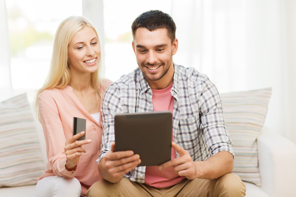 happy couple with tablet pc and credit card - Photo, image