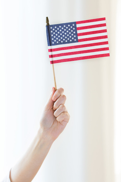 kobieta trzyma w ręku amerykańską flagę z bliska - Zdjęcie, obraz