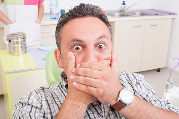 korkmuş adama ağzını kaplama diş hekimi - Fotoğraf, Görsel