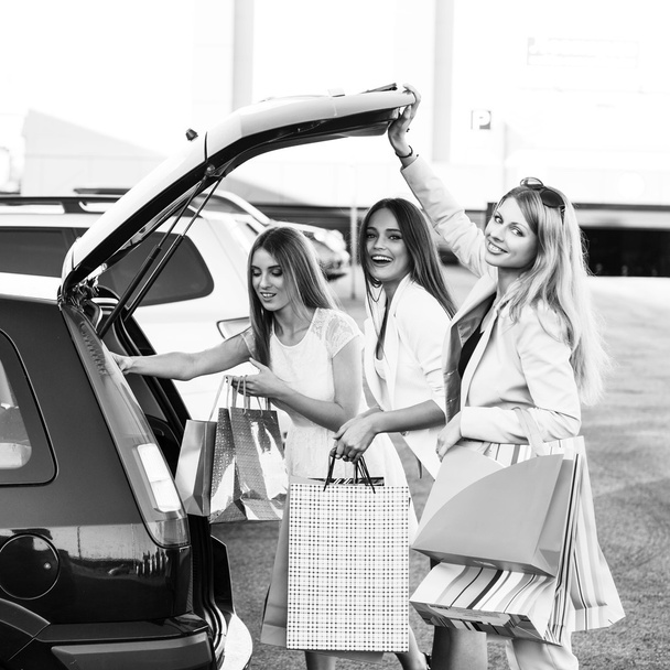 Grupo de meninas depois de fazer compras
 - Foto, Imagem