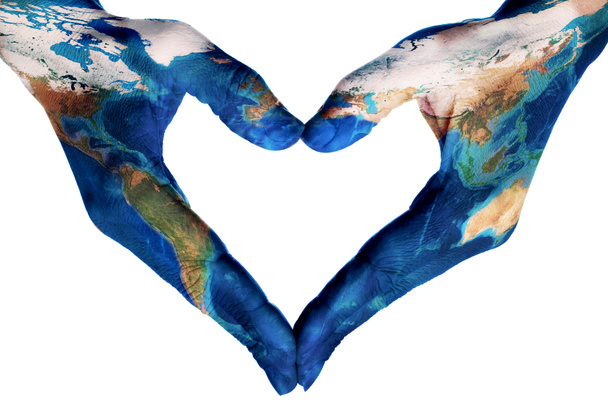Τα χέρια σχηματίζουν μια καρδιά με σχέδια με ένα παγκόσμιο χάρτη - Φωτογραφία, εικόνα