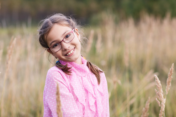 entzückendes Mädchen mit Brille - Foto, Bild