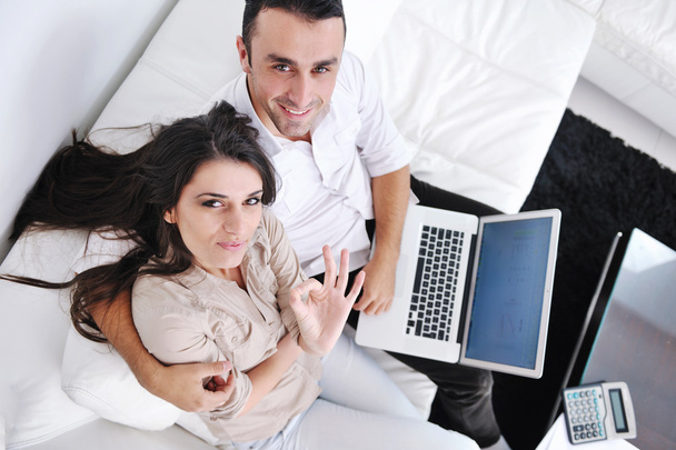 casal alegre relaxar e trabalhar no computador portátil em casa moderna - Foto, Imagem