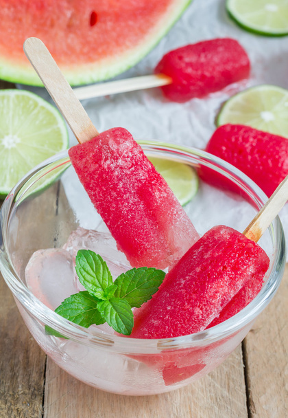 Homemade popsicles with watermelon and lime - Foto, afbeelding