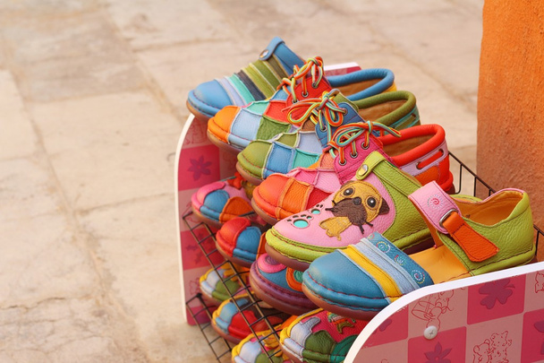 Обувь ручной работы, поставленная на полки
 - Фото, изображение