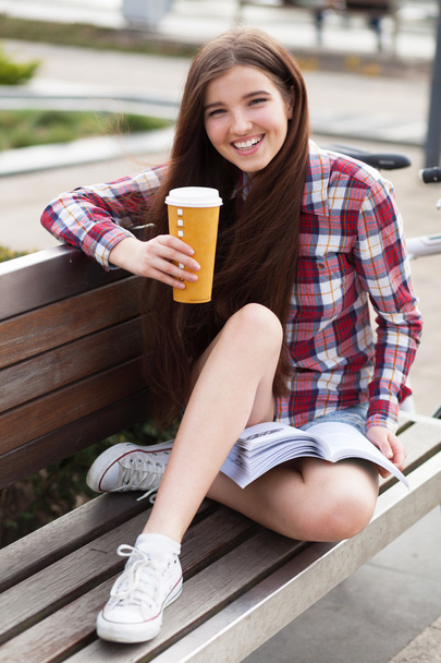 Młoda kobieta pije kawę na wycieczkę rowerem - Zdjęcie, obraz