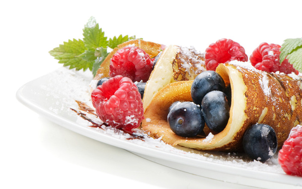 Pancakes topped with blueberries,raspberries and Powdered sugar - Foto, Bild