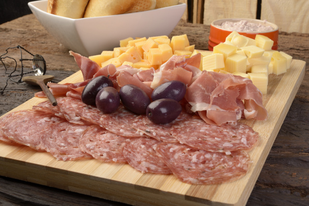 Luonne ja juustolautanen, leipä, oliivit ja dippingit
 - Valokuva, kuva