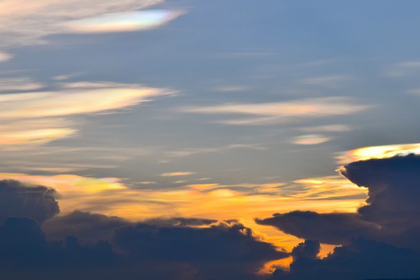 Napnyugtakor ég háttere, Irisation vagy Iridescent felhők - Fotó, kép