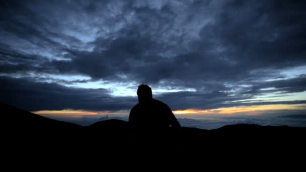 ηλιοβασίλεμα πάνω από το βουνό mauna kea mt - Πλάνα, βίντεο