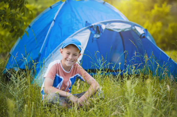  Kid with a tent on a camomile meadow  - Φωτογραφία, εικόνα