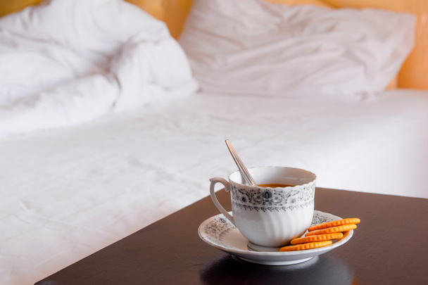 Tasse heißen Kaffee mit Plätzchen in der Morgenstunde - Foto, Bild