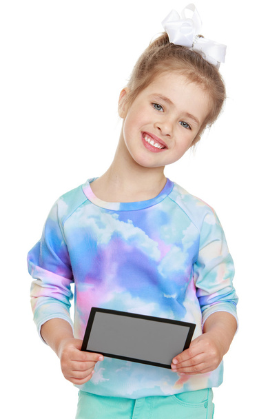 Smiling little girl holding a gray card - Foto, Bild