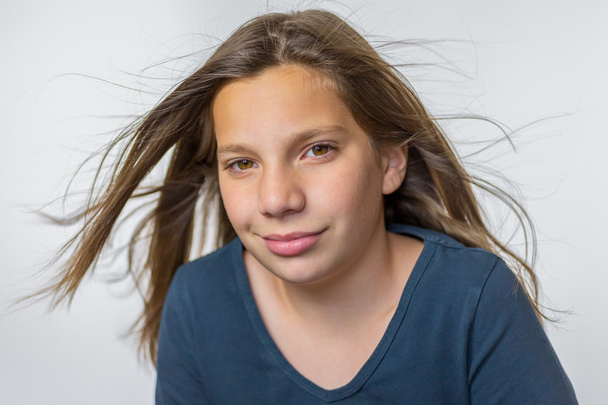 Uzun şişmiş saçlı kız - Fotoğraf, Görsel