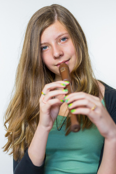 Blondes Teenager-Mädchen spielt Flöte - Foto, Bild