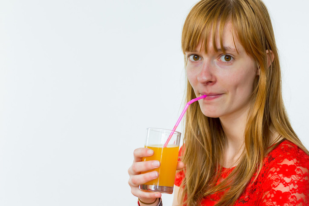 rousse fille boire jus d'orange
 - Photo, image