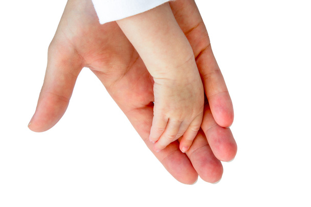 Рука матери с рукой ребенка на черном
 - Фото, изображение