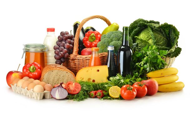 Продукти в плетеному кошику, включаючи овочі та фрукти
 - Фото, зображення