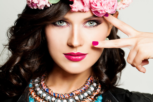 Fashion Look. Young Brunette Woman with Fashion Makeup and Curly - Zdjęcie, obraz