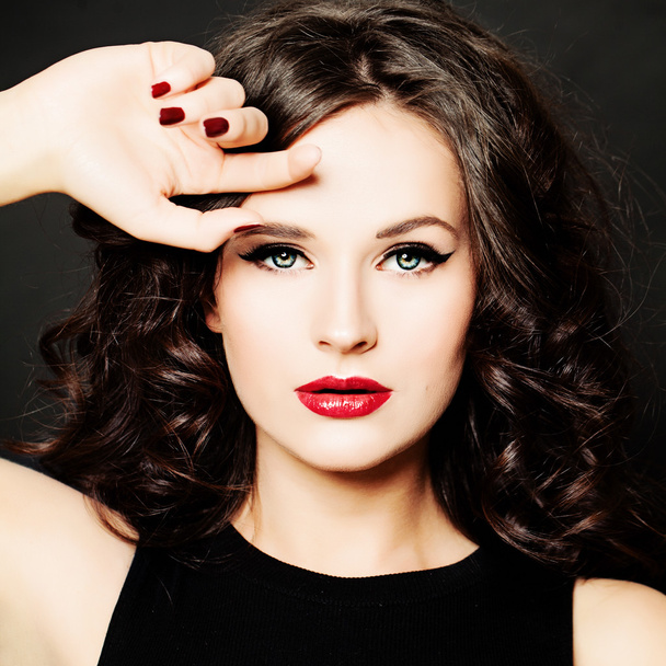 Beautiful Girl Fashion Model. Woman with Make up and Hairstyle - Fotó, kép