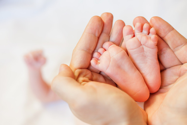 Mother holding baby feet at hands - Valokuva, kuva