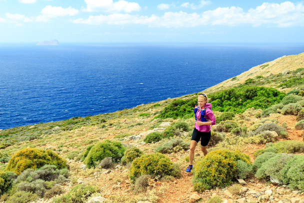 Mujer feliz cruzar el país corriendo en hermosas montañas
 - Foto, Imagen