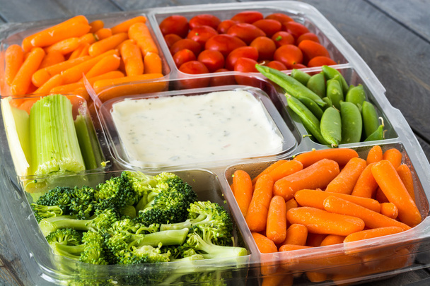 Vegetable tray with dip. - Fotoğraf, Görsel